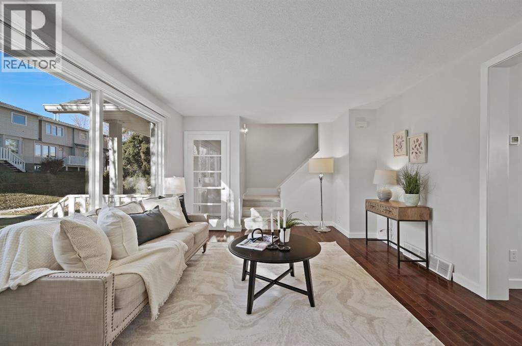 Row / Townhouse for Sale in 571 Killarney Glen Court SW|Calgary, Alberta T3E7H4 3