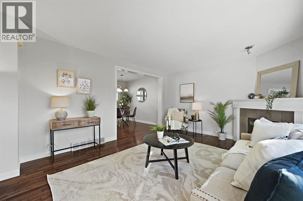 Row / Townhouse for Sale in 571 Killarney Glen Court SW|Calgary, Alberta T3E7H4 2