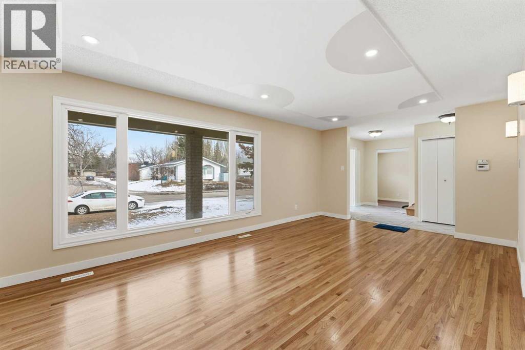 House for Sale in 10603 Maplecreek Drive SE|Calgary, Alberta T2J1V2 3