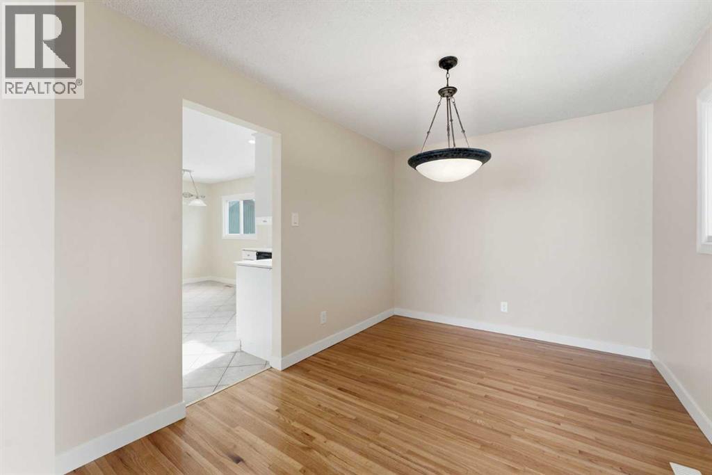 House for Sale in 10603 Maplecreek Drive SE|Calgary, Alberta T2J1V2 5