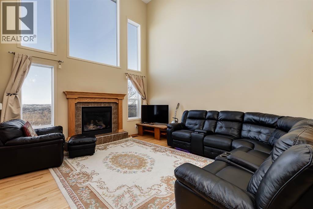 House for Sale in 96 COUGARTOWN Close SW|Calgary, Alberta T3H0B3 2