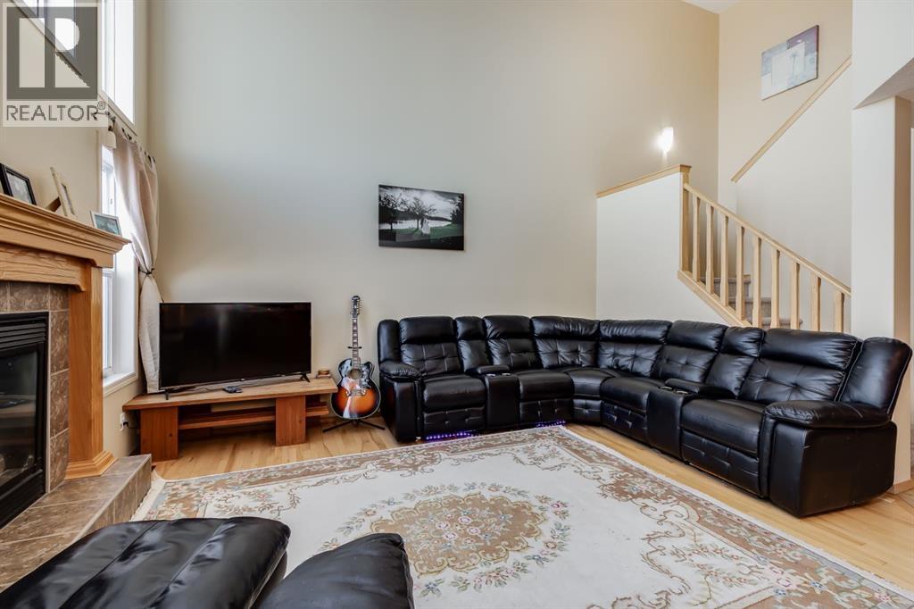 House for Sale in 96 COUGARTOWN Close SW|Calgary, Alberta T3H0B3 3