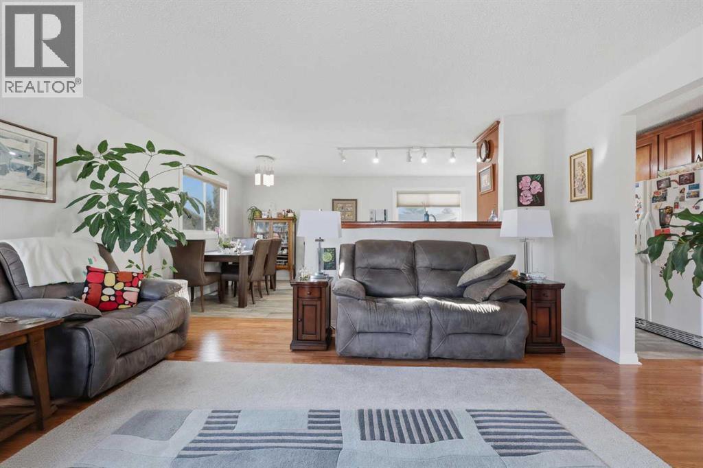 House for Sale in 63 Huntmeadow Road NE|Calgary, Alberta T2K5H2 4