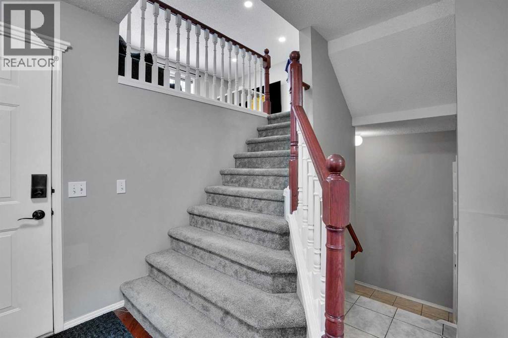 House for Sale in 39 Douglasview Road SE|Calgary, Alberta T2Z2S8 5