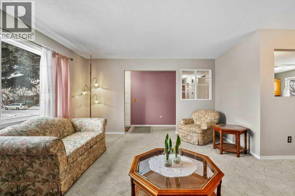 House for Sale in 6736 Malvern Road NE|Calgary, Alberta T2A5C4 2