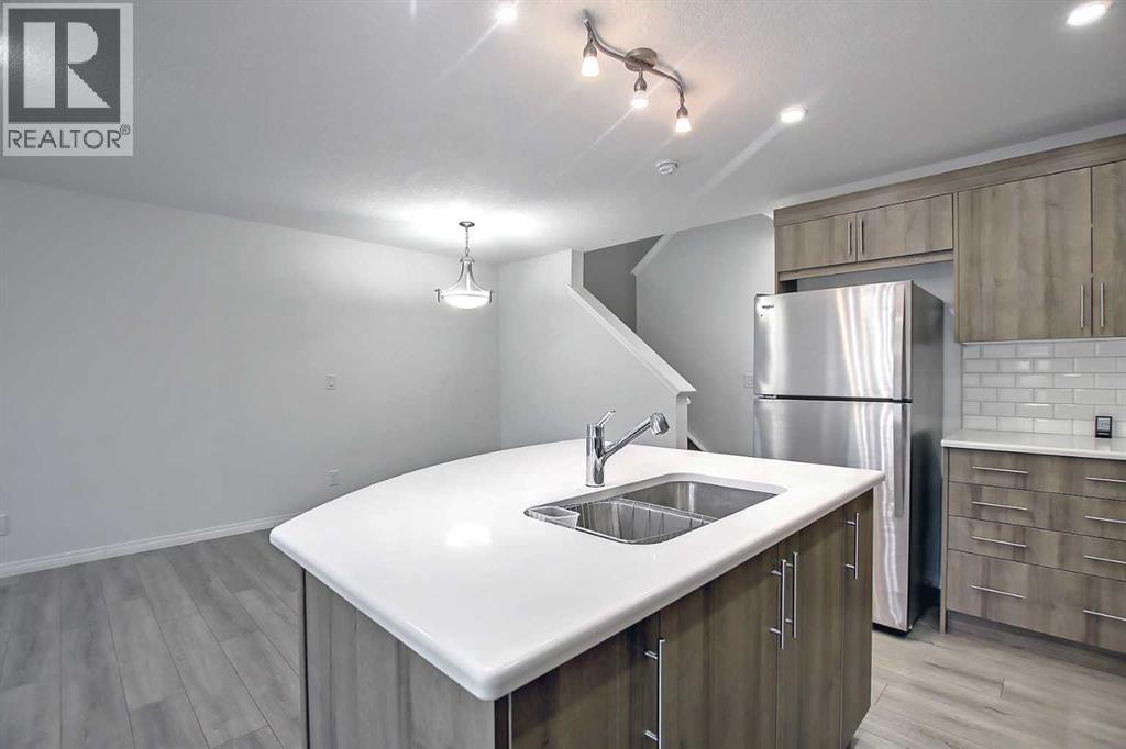 Row / Townhouse for Sale in 39 Yorkville Boulevard SW|Calgary, Alberta T2X4K2 3