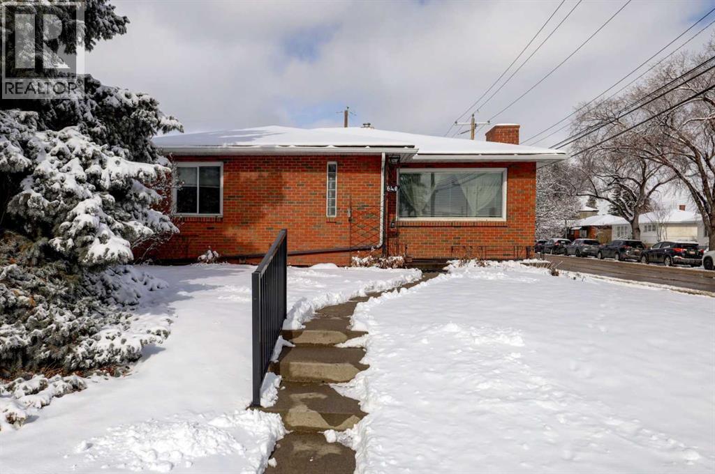 House for Sale in 640 17 Avenue NE|Calgary, Alberta T2E1M3 2