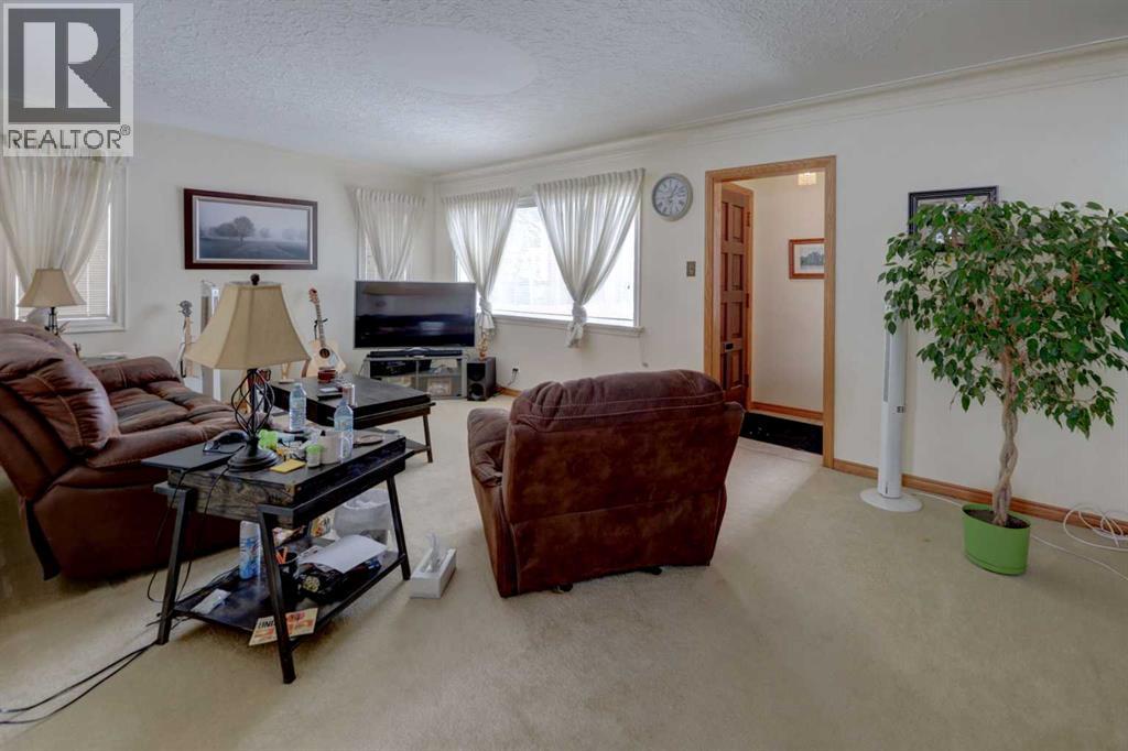 House for Sale in 640 17 Avenue NE|Calgary, Alberta T2E1M3 4