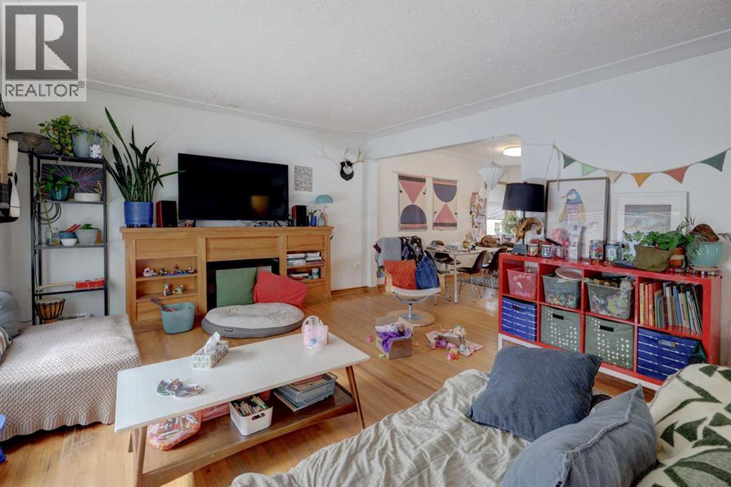 House for Sale in 636 17 Avenue NE|Calgary, Alberta T2E1M3 4