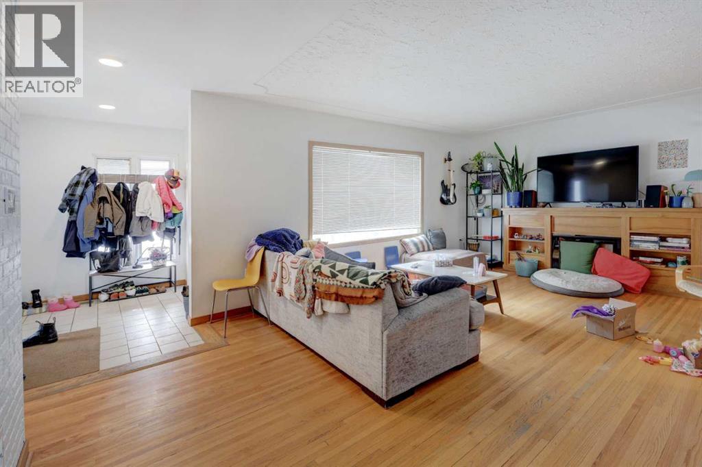 House for Sale in 636 17 Avenue NE|Calgary, Alberta T2E1M3 5