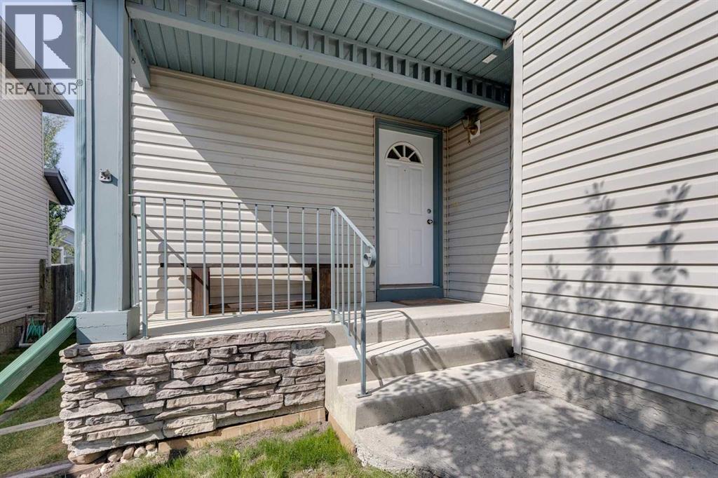 House for Sale in 59 Tuscarora Crescent NW|Calgary, Alberta T3L2G3 3