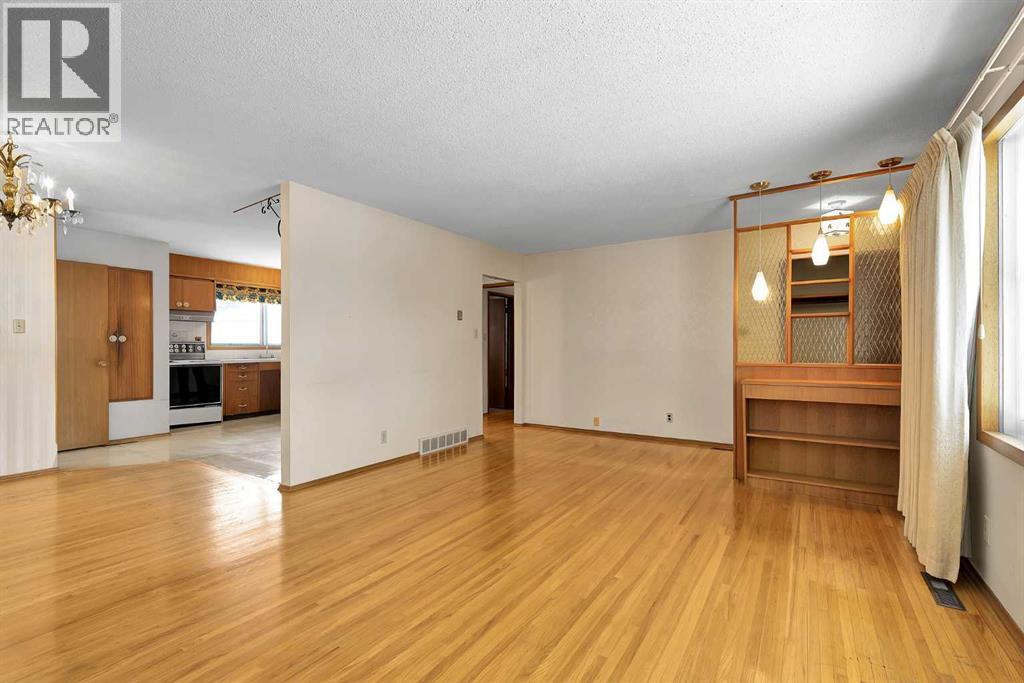 House for Sale in 1483 Northmount Drive NW|Calgary, Alberta T2L0G7 5