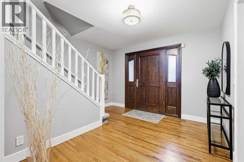 House for Sale in 723 Willamette Drive SE|Calgary, Alberta T2J2A3 4