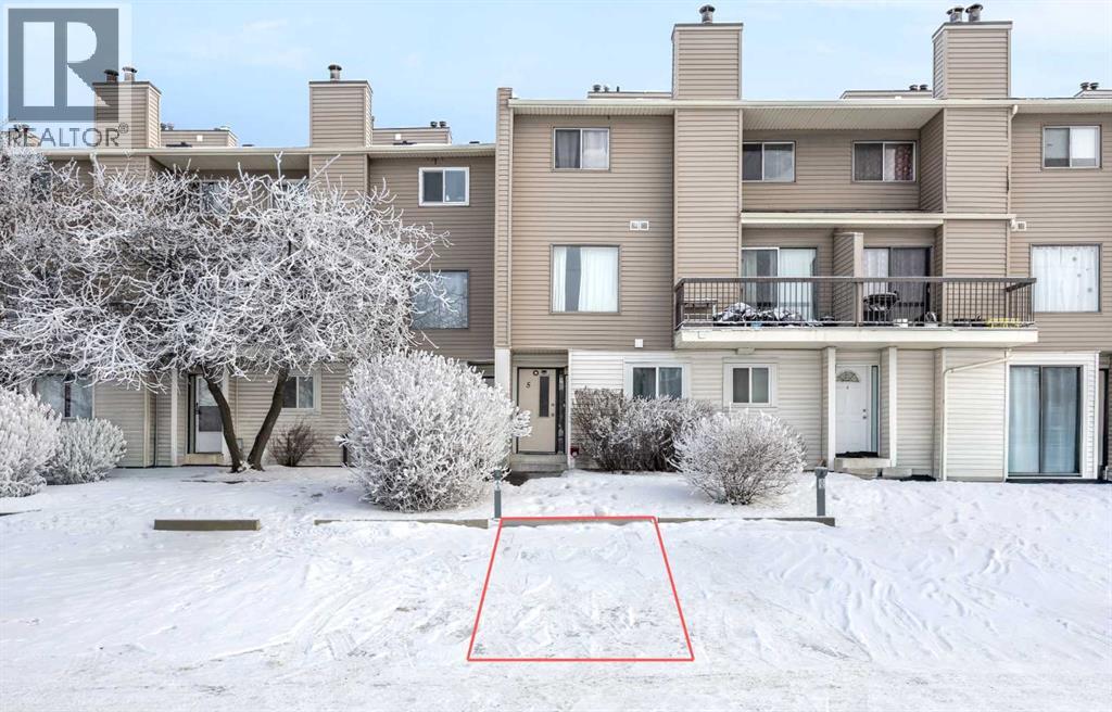 Row / Townhouse for Sale in 3, 2519 38 Street NE|Calgary, Alberta T1Y4W8 3