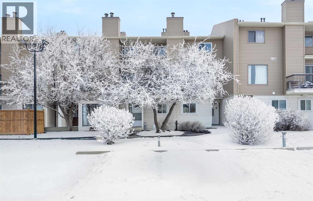 Row / Townhouse for Sale in 3, 2519 38 Street NE|Calgary, Alberta T1Y4W8 2