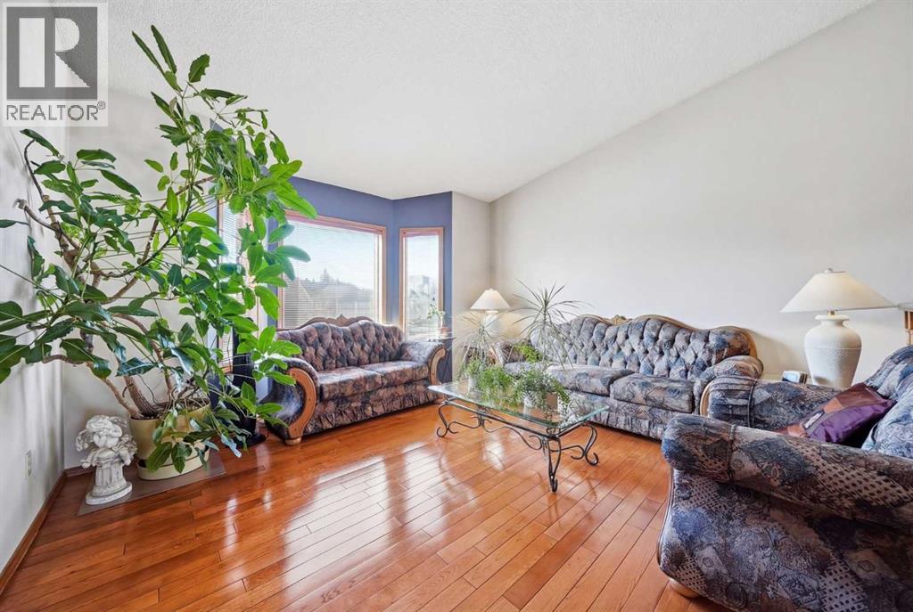 House for Sale in 2855 Catalina Boulevard NE|Calgary, Alberta T1Y6R2 3