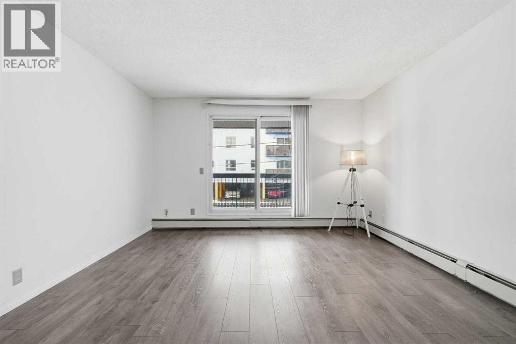 Apartment for Sale in 204, 2611 15A Street SW|Calgary, Alberta T2T4C1 4