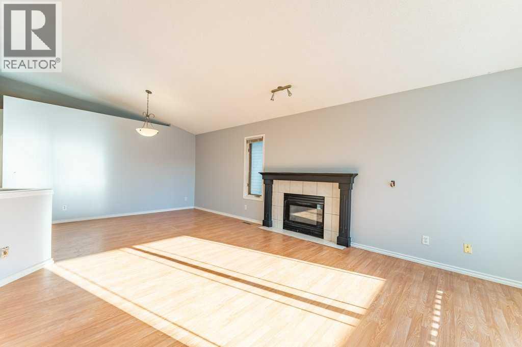 House for Sale in 3606 Douglas Woods Heights SE|Calgary, Alberta T2Z2G4 4