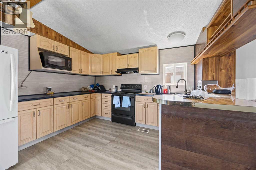 Mobile Home for Sale in 322, 6220 17 Avenue SE|Calgary, Alberta T2A0W6 2