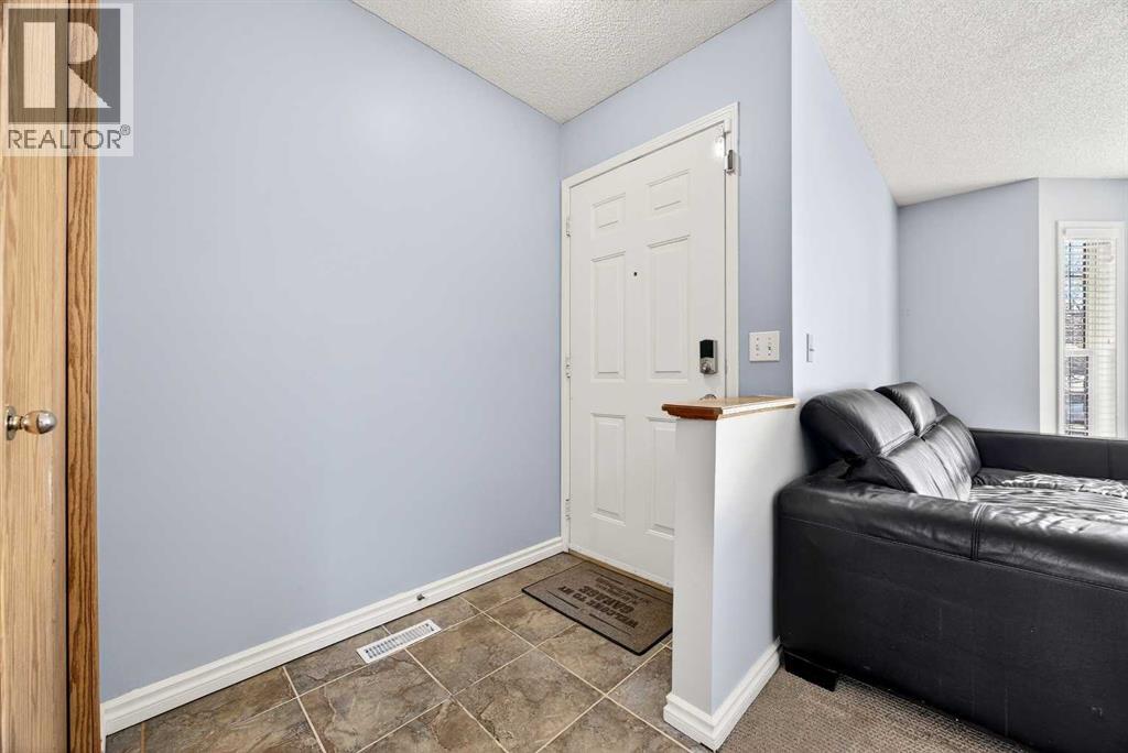 House for Sale in 10884 Hidden Valley Drive NW|Calgary, Alberta T3A5H2 2