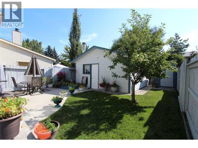 House for Sale in 856 Queensland Drive SE|Calgary, Alberta T2J6J4 5