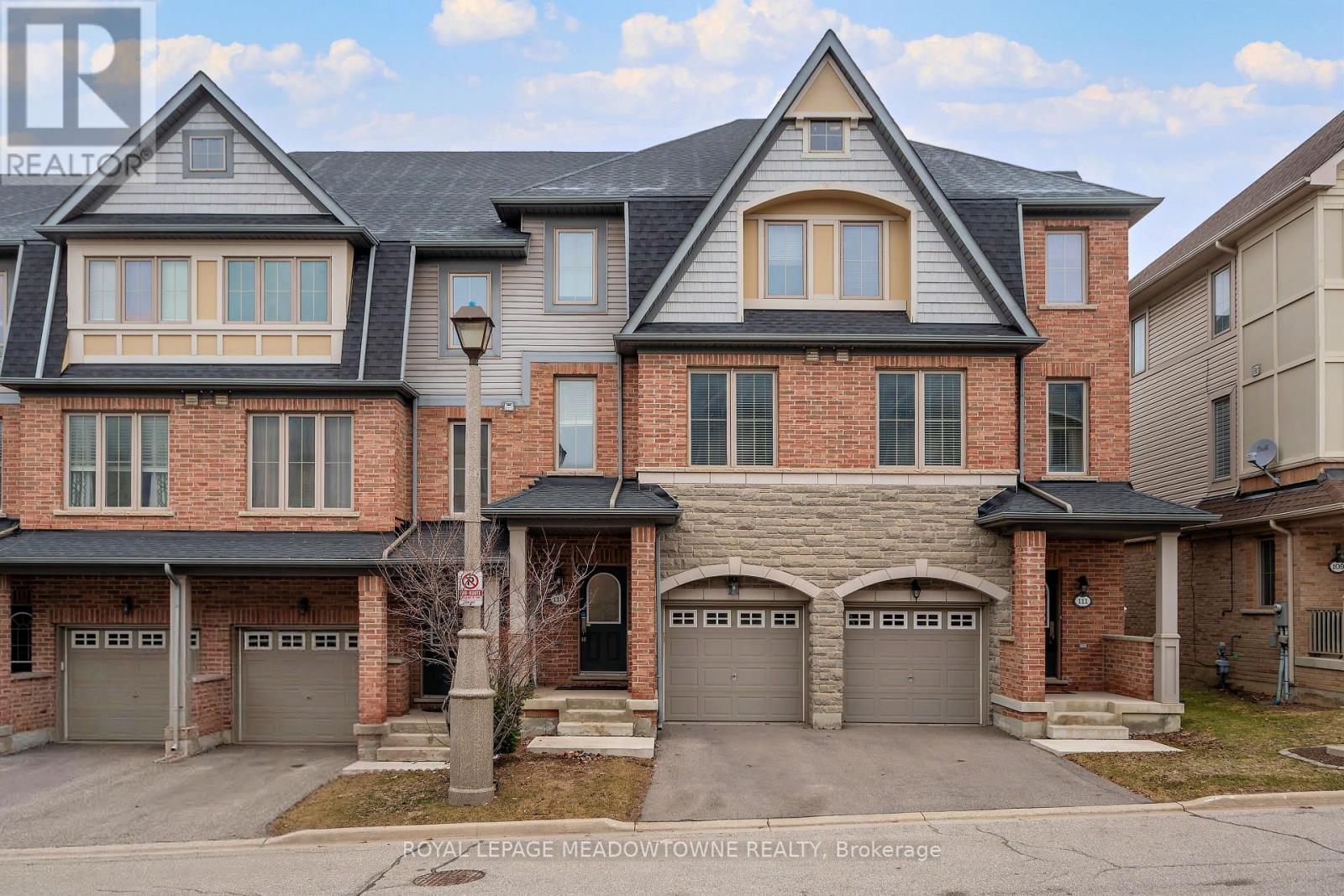 Row / Townhouse for Sale in 113 CEDAR LAKE CRESCENT|Brampton (Bram West), Ontario L6Y0R1