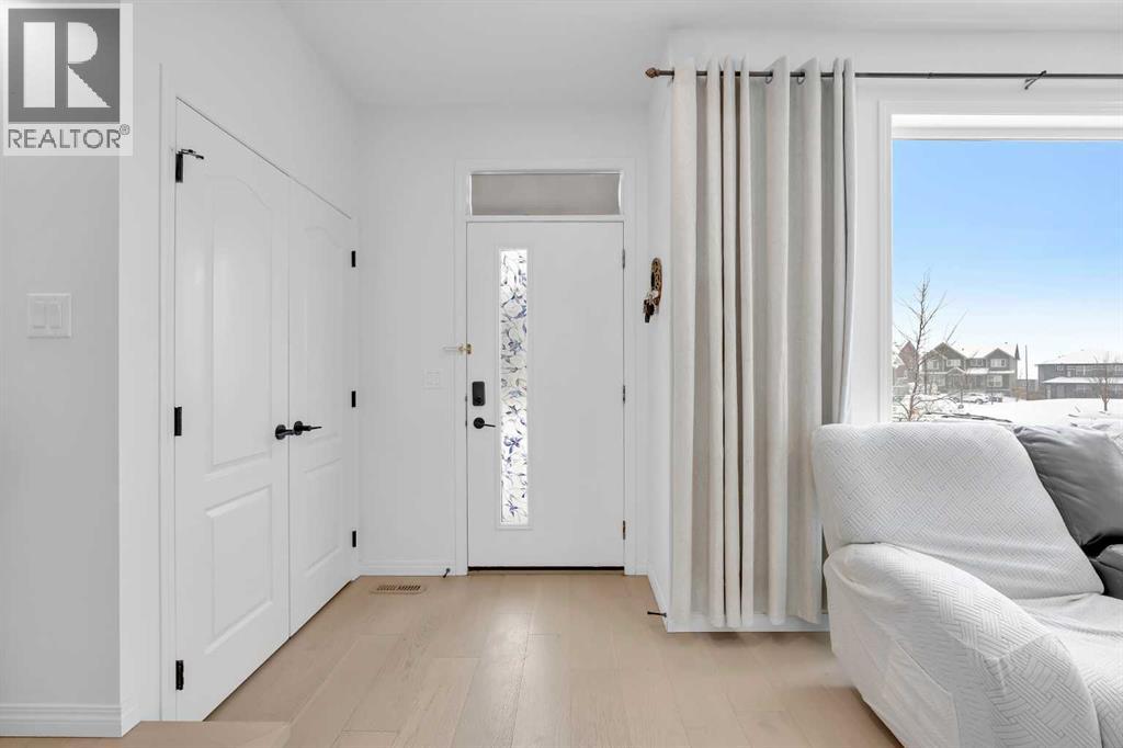 House for Sale in 76 Edith Mews NW|Calgary, Alberta T3R1S6 3