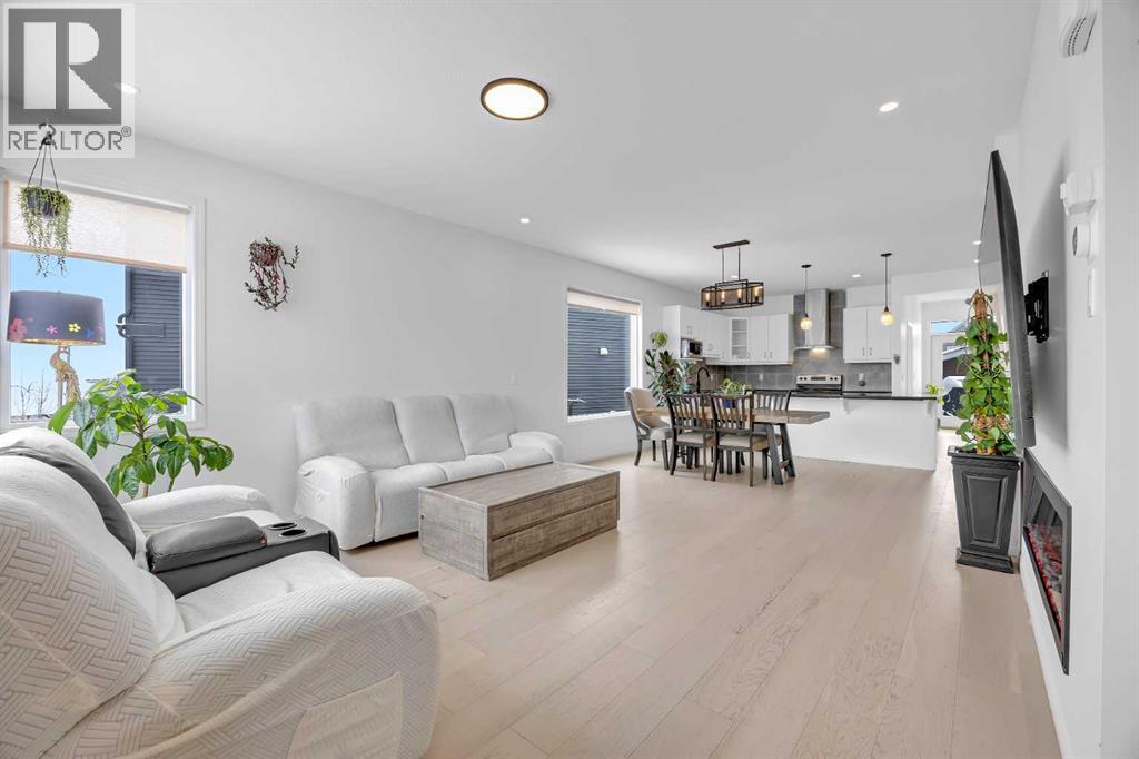 House for Sale in 76 Edith Mews NW|Calgary, Alberta T3R1S6 4