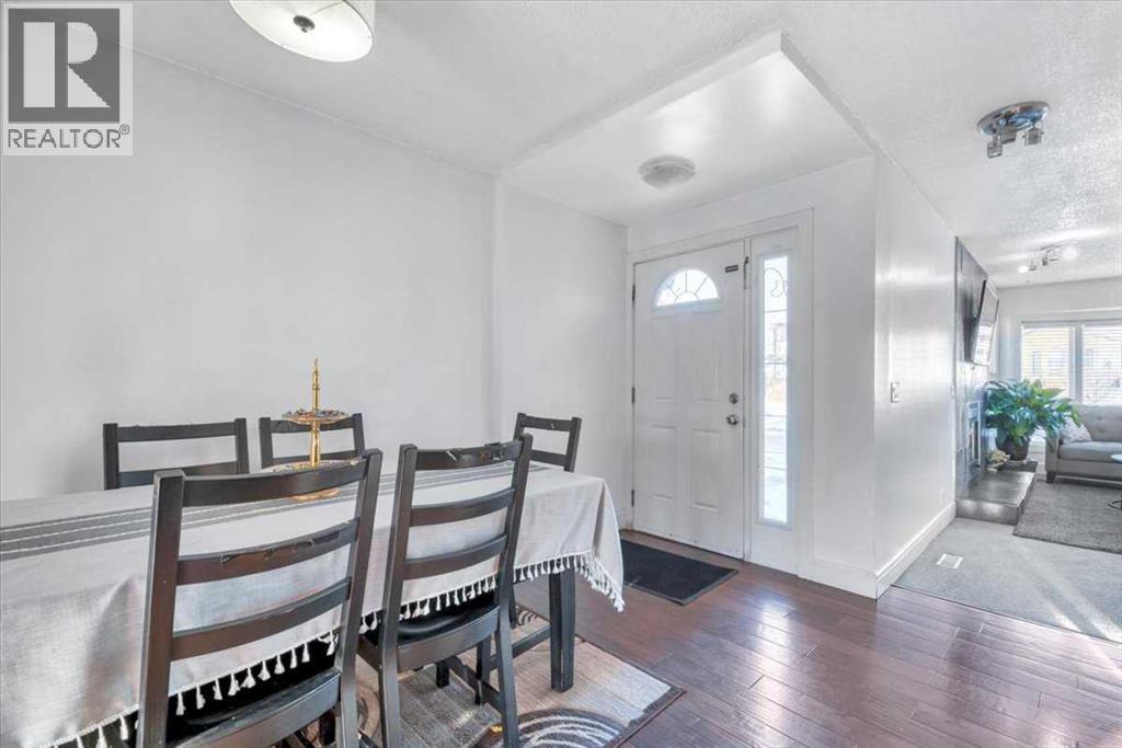 House for Sale in 19 Castlepark Way NE|Calgary, Alberta T3J1R7 5