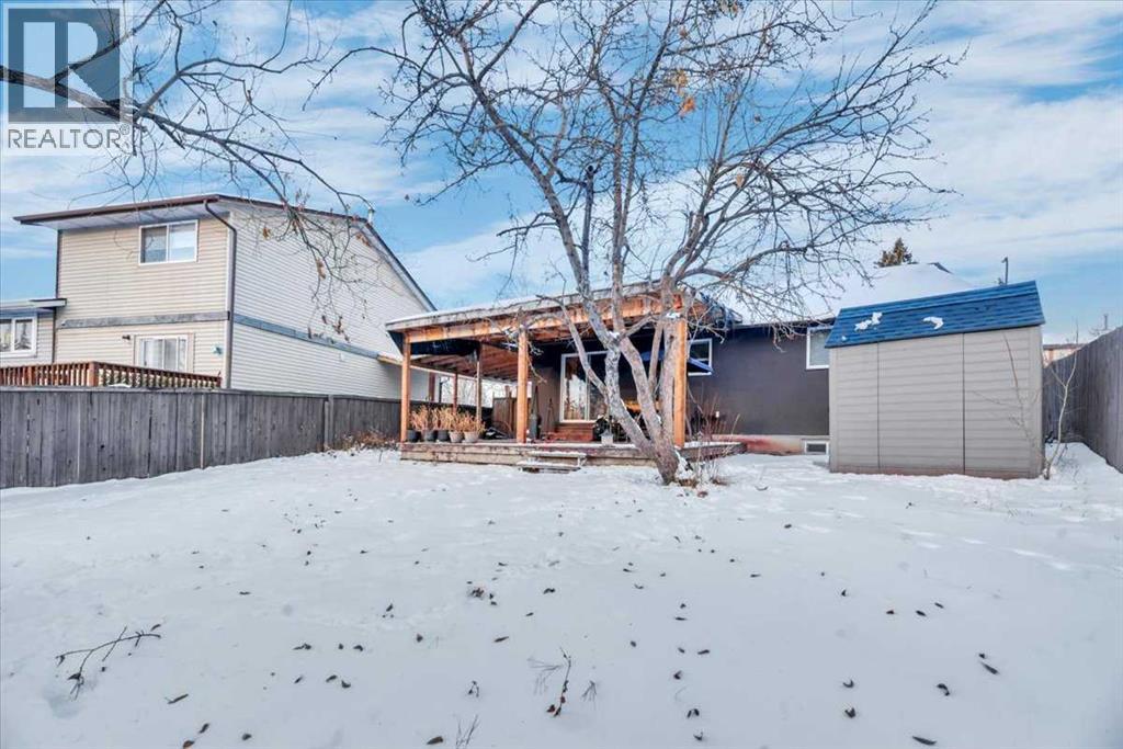 House for Sale in 19 Castlepark Way NE|Calgary, Alberta T3J1R7 2