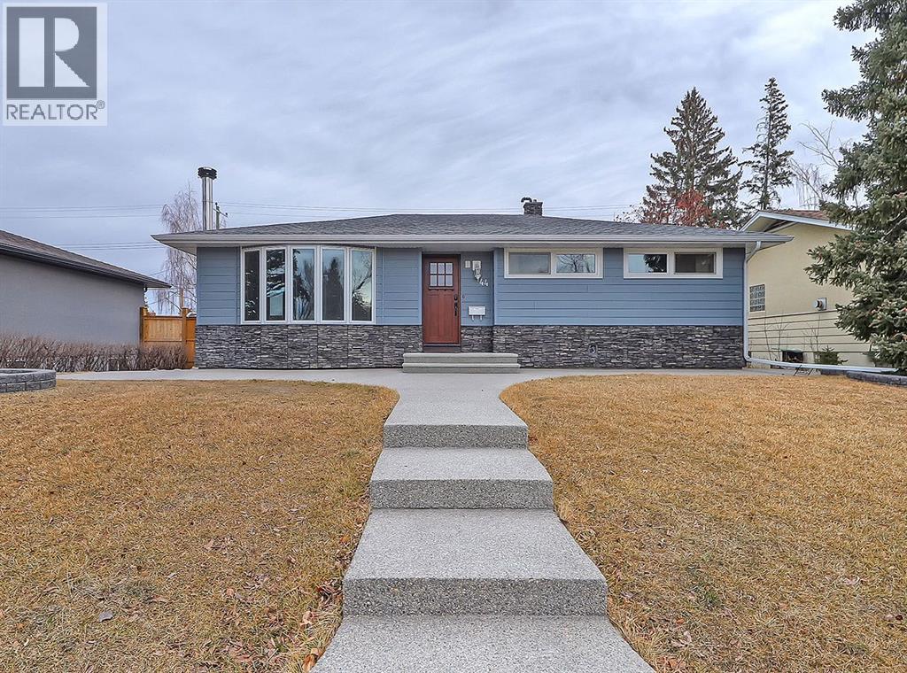 House for Sale in 44 Granlea Place SW|Calgary, Alberta T3E4K2