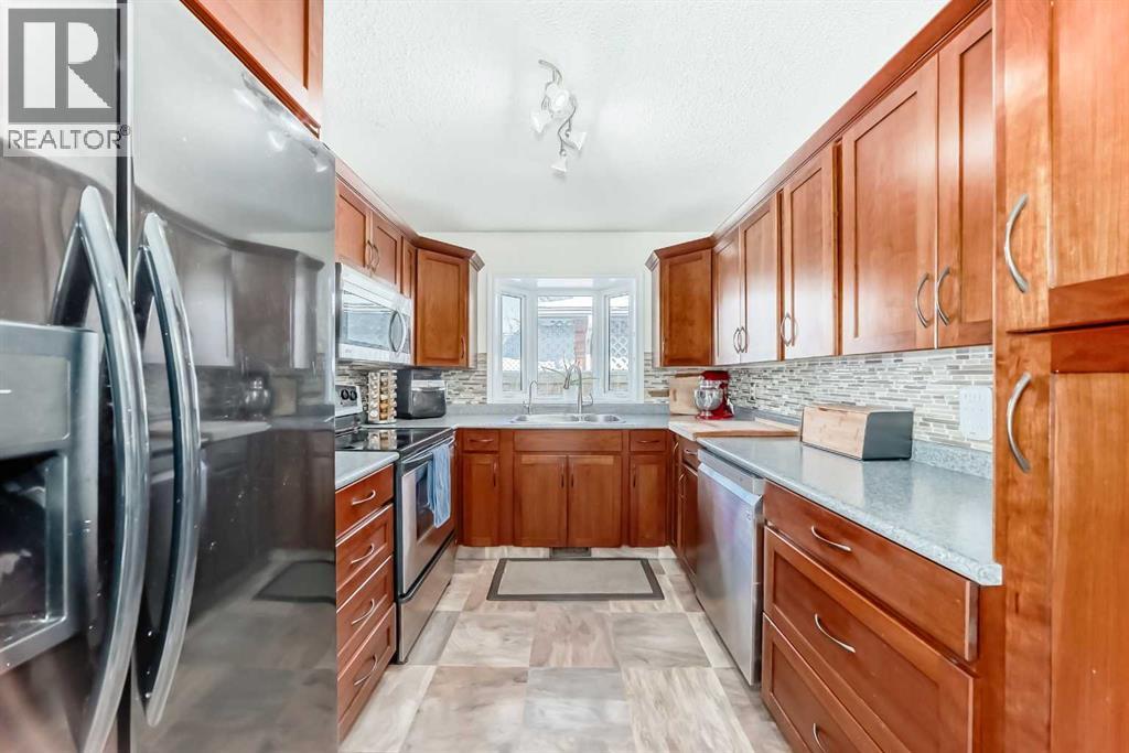 House for Sale in 48 Midglen Way SE|Calgary, Alberta T2X1G4 2