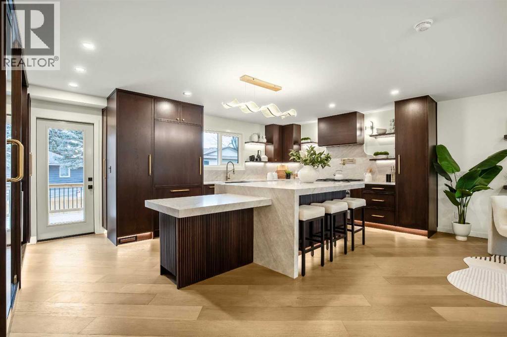 House for Sale in 216 Oakridge Place SW|Calgary, Alberta T2V1V2 2