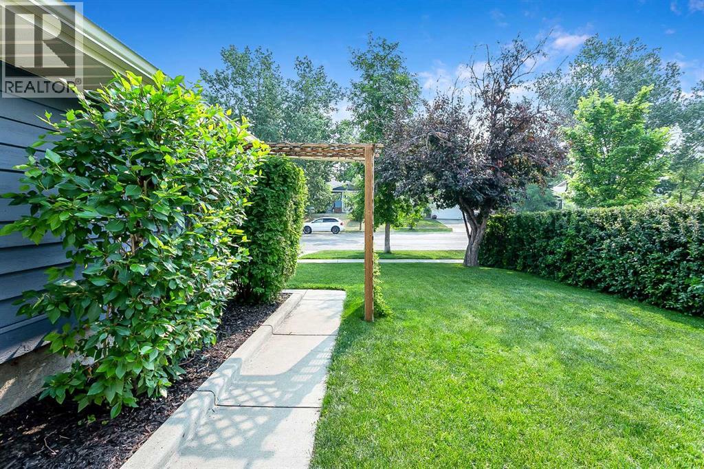 House for Sale in 188 Suncrest Way SE|Calgary, Alberta T2X1W4 3