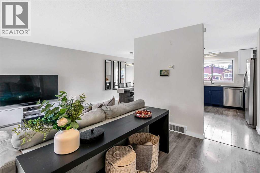 House for Sale in 188 Suncrest Way SE|Calgary, Alberta T2X1W4 5