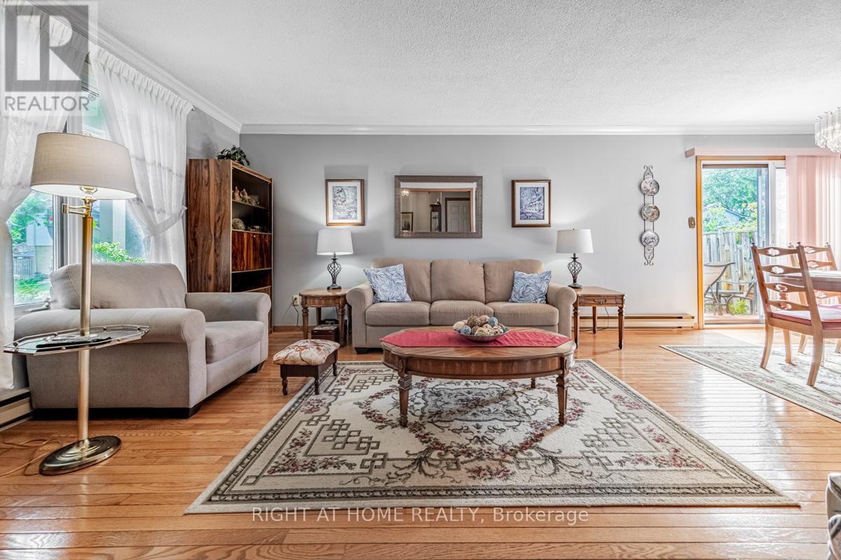 Row / Townhouse for Sale in 124 - 6540 FALCONER DRIVE|Mississauga (Streetsville), Ontario L5N1M1 3