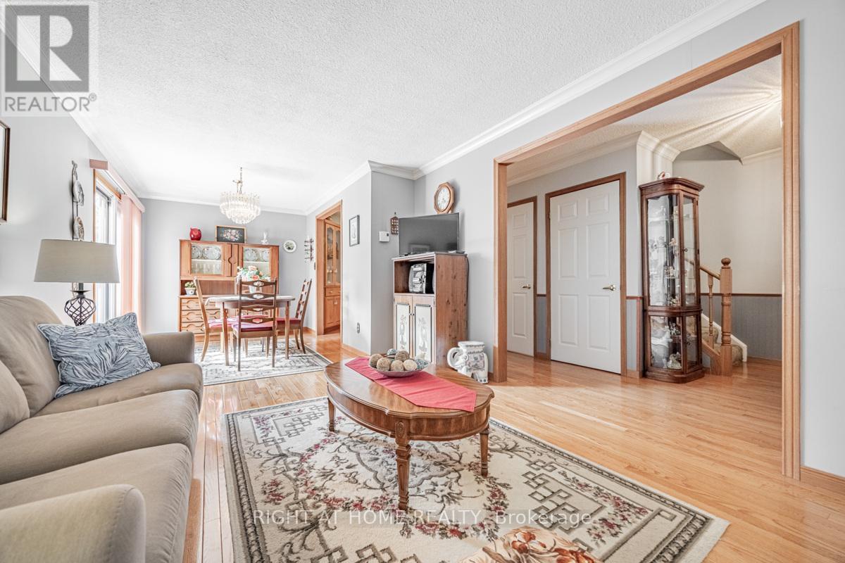 Row / Townhouse for Sale in 124 - 6540 FALCONER DRIVE|Mississauga (Streetsville), Ontario L5N1M1 4