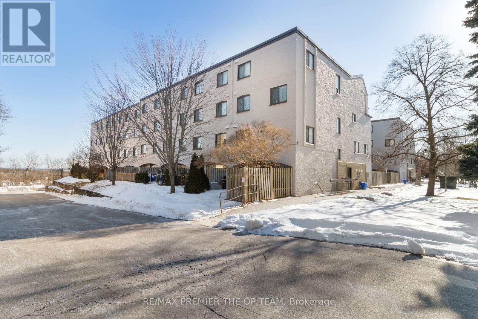 Row / Townhouse for Sale in 37 - 1016 FALGARWOOD DRIVE|Oakville (FA Falgarwood), Ontario L6H2P5