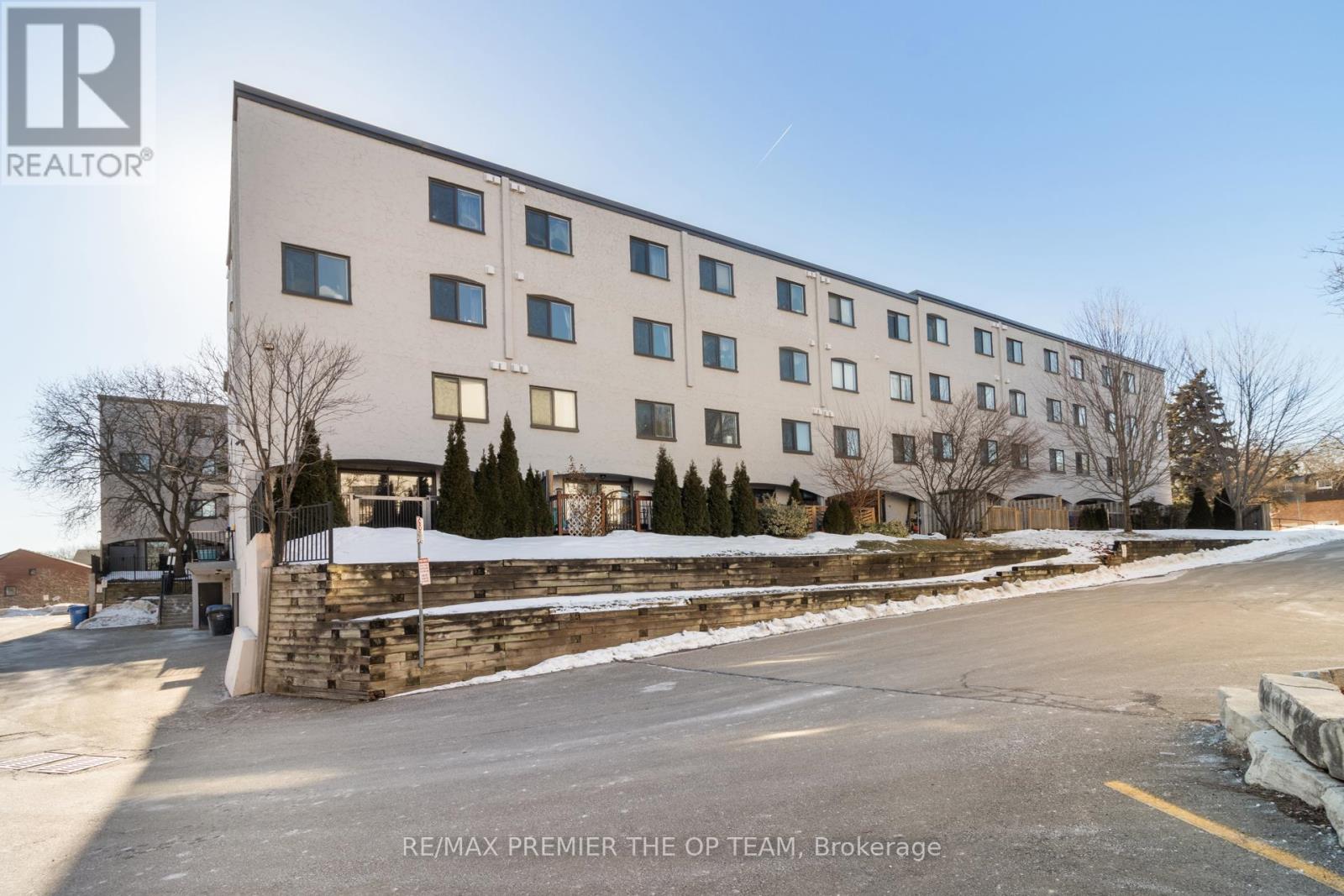 Row / Townhouse for Sale in 37 - 1016 FALGARWOOD DRIVE|Oakville (FA Falgarwood), Ontario L6H2P5 2