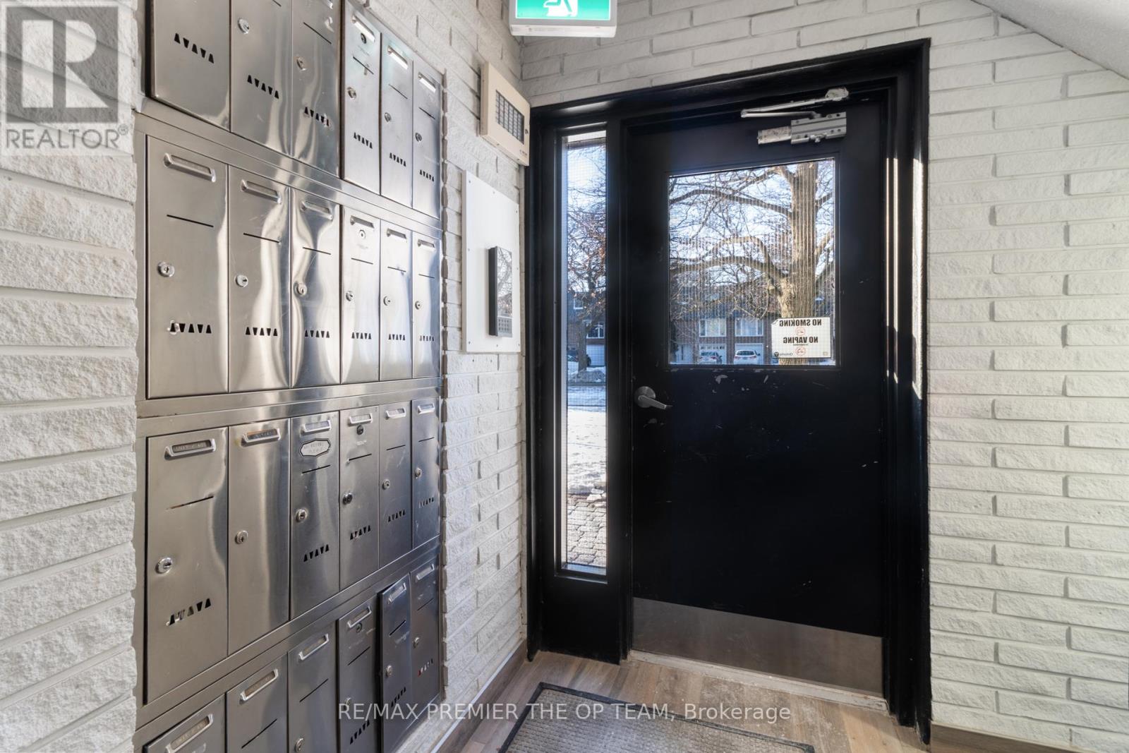 Row / Townhouse for Sale in 37 - 1016 FALGARWOOD DRIVE|Oakville (FA Falgarwood), Ontario L6H2P5 3