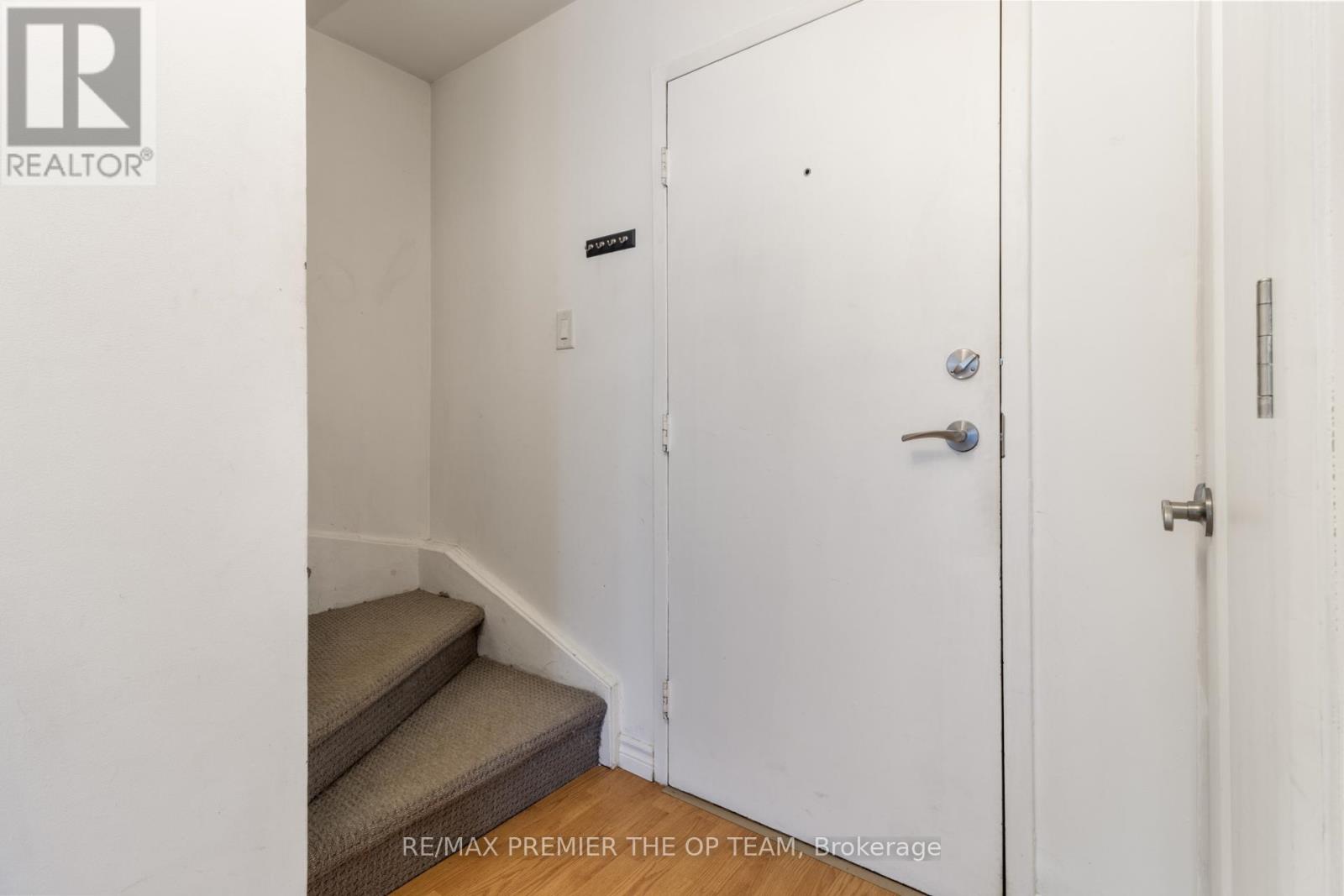 Row / Townhouse for Sale in 37 - 1016 FALGARWOOD DRIVE|Oakville (FA Falgarwood), Ontario L6H2P5 5