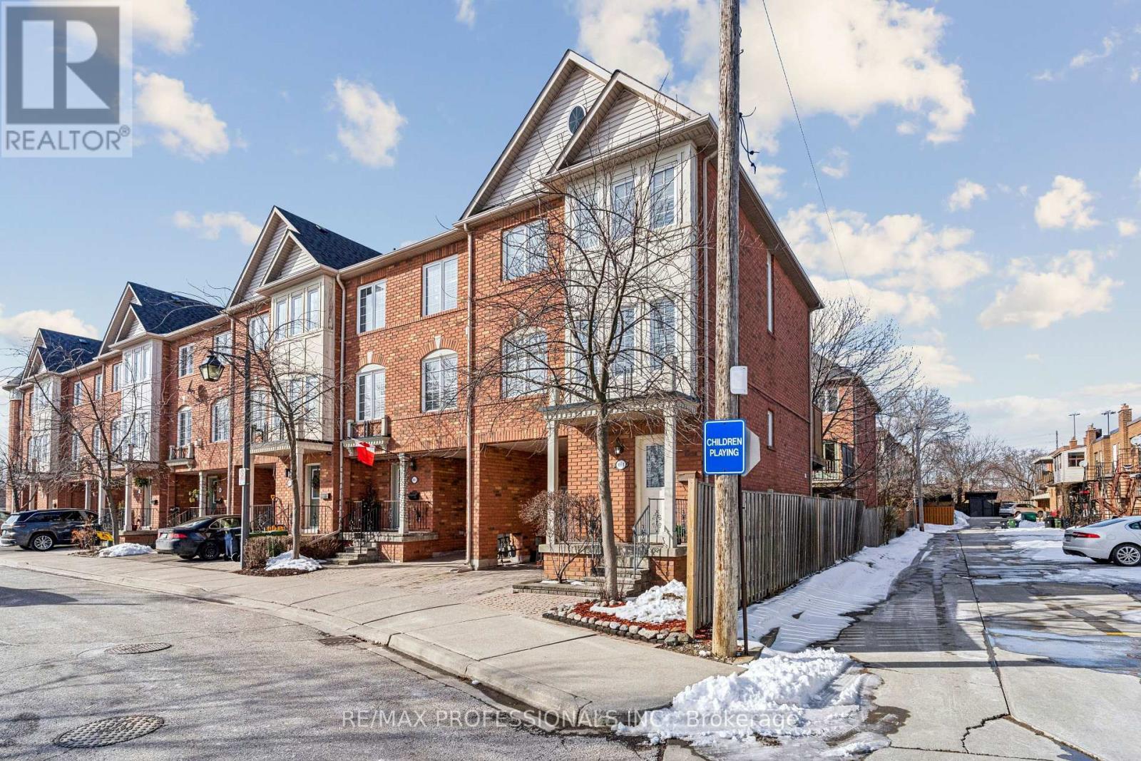 Row / Townhouse for Sale in 1 - 619 EVANS AVENUE|Toronto (Alderwood), Ontario M8W2W4 2