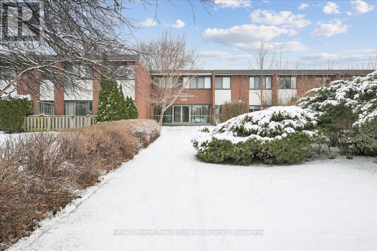 Row / Townhouse for Sale in 17 - 1230 GRIPSHOLM ROAD|Mississauga (Applewood), Ontario L4Y2G9