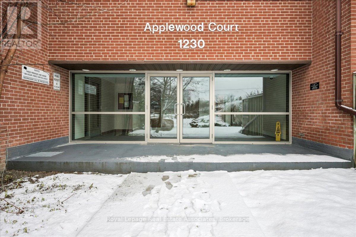 Row / Townhouse for Sale in 17 - 1230 GRIPSHOLM ROAD|Mississauga (Applewood), Ontario L4Y2G9 2