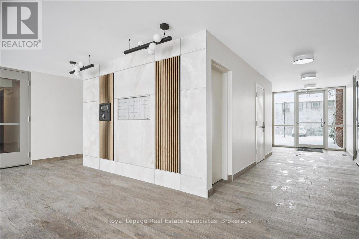 Row / Townhouse for Sale in 17 - 1230 GRIPSHOLM ROAD|Mississauga (Applewood), Ontario L4Y2G9 3