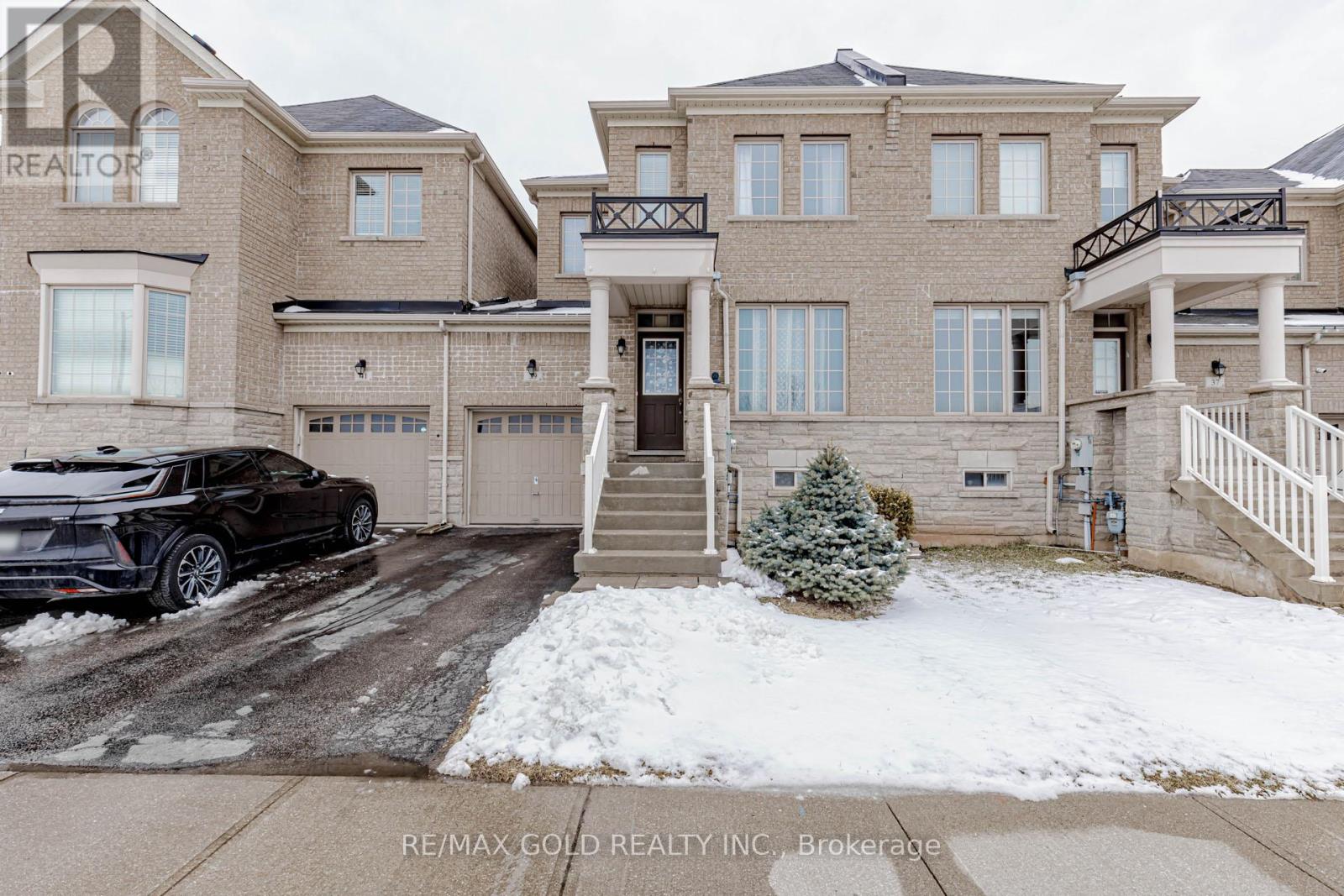 Row / Townhouse for Sale in 39 CHESTERWOOD CRESCENT|Brampton (Credit Valley), Ontario L6Y0Z4 2