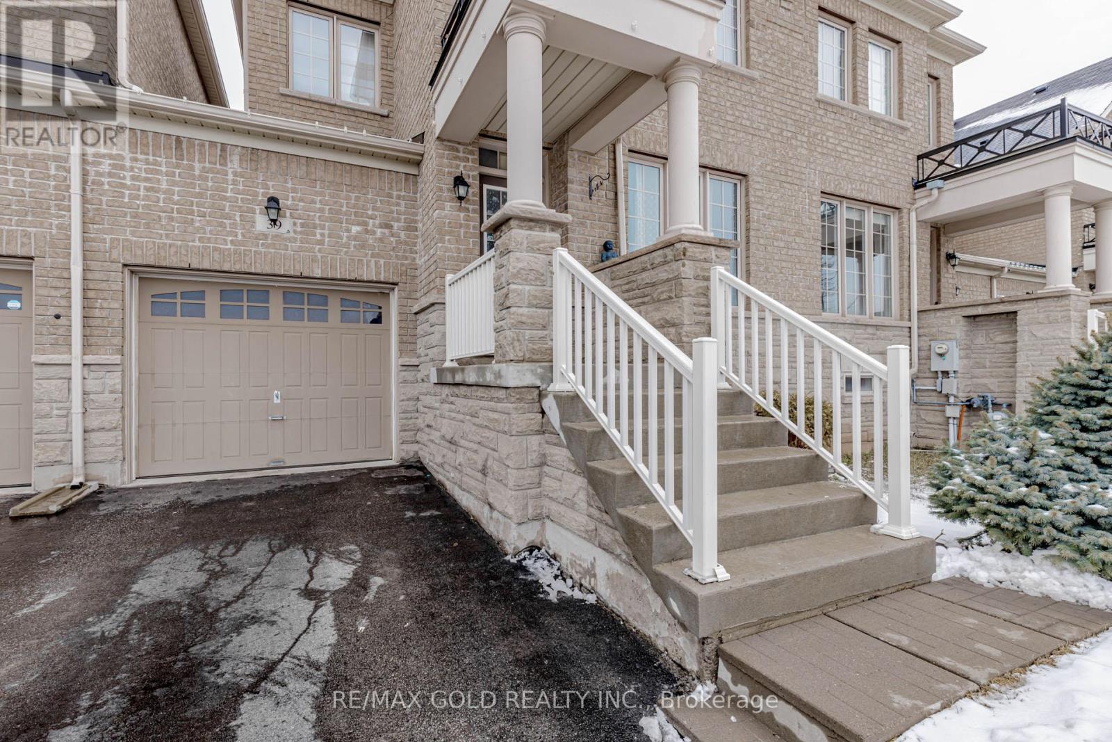Row / Townhouse for Sale in 39 CHESTERWOOD CRESCENT|Brampton (Credit Valley), Ontario L6Y0Z4 4