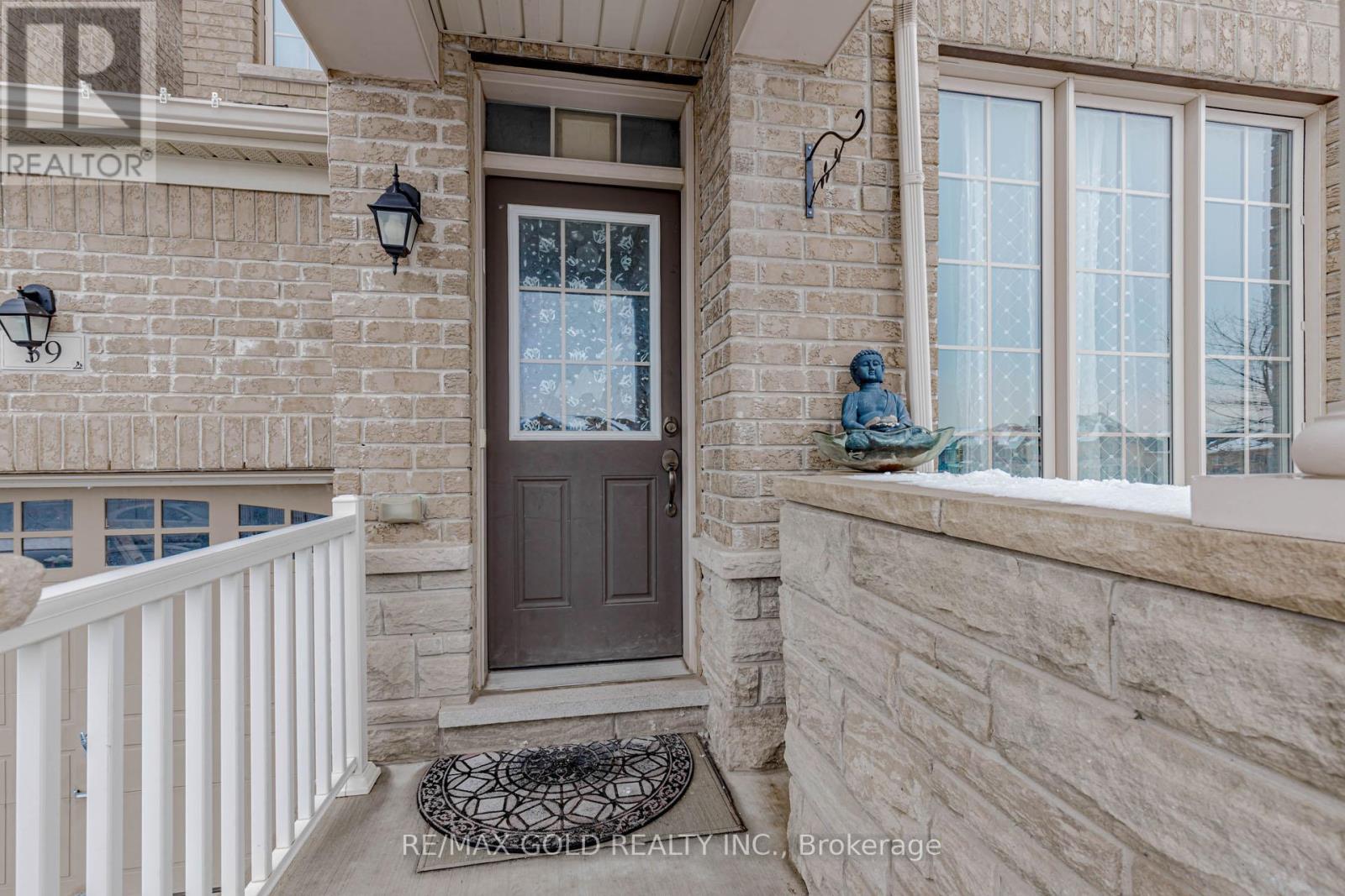 Row / Townhouse for Sale in 39 CHESTERWOOD CRESCENT|Brampton (Credit Valley), Ontario L6Y0Z4 5