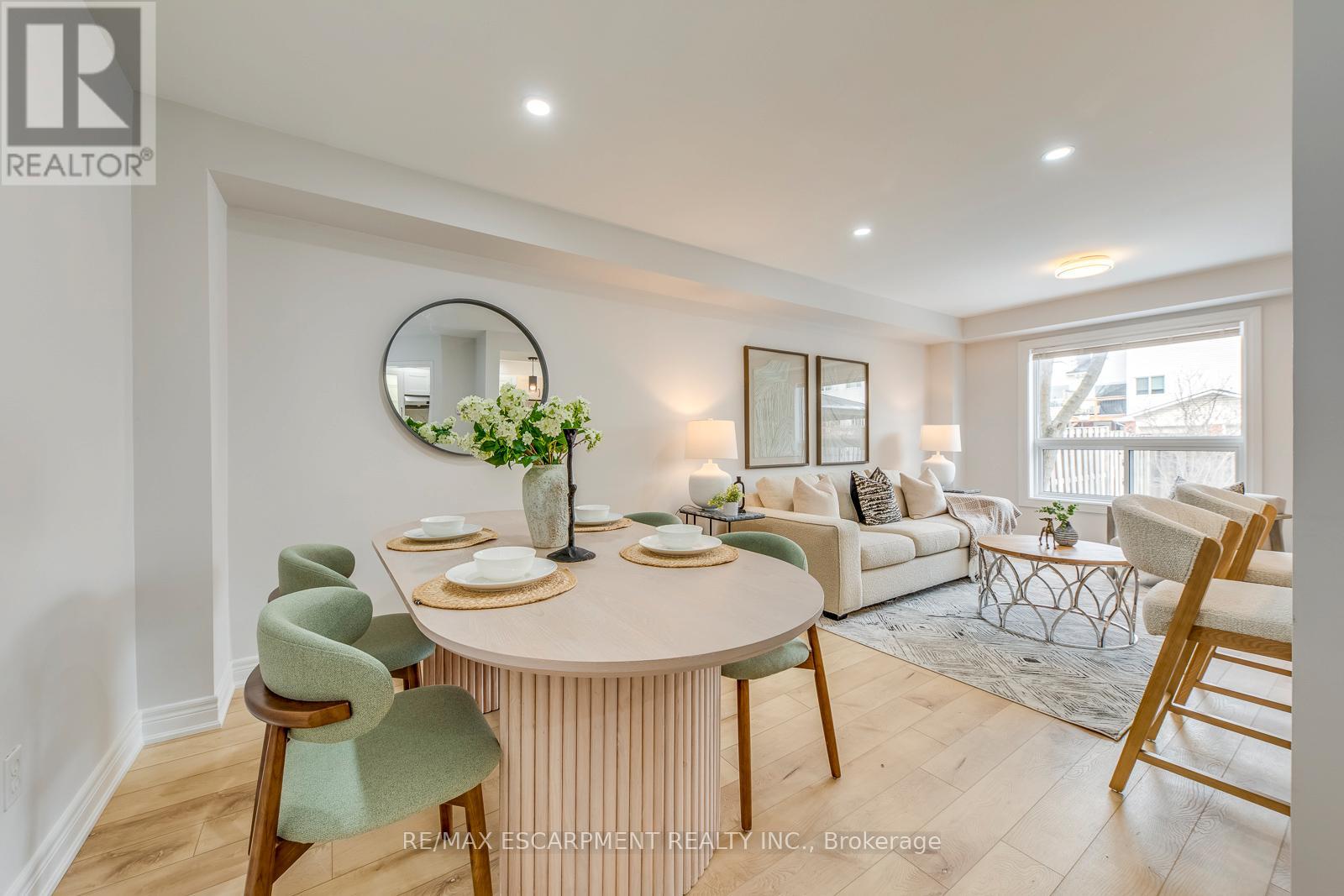 Row / Townhouse for Sale in 17 - 2350 GRAND RAVINE DRIVE|Oakville (RO River Oaks), Ontario L6H6E2