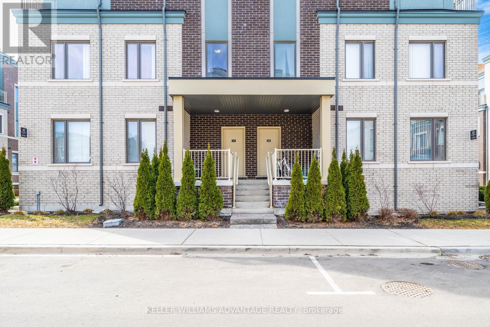 Row / Townhouse for Sale in 40 WILLIAM JACKSON WAY|Toronto (New Toronto), Ontario M8V0J7 2